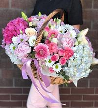 Композиция солнечный день в Бердюжье Цветочная композиция из Розы, Хризантемы, Пионы и Лизиантусы в корзине в Бердюжье