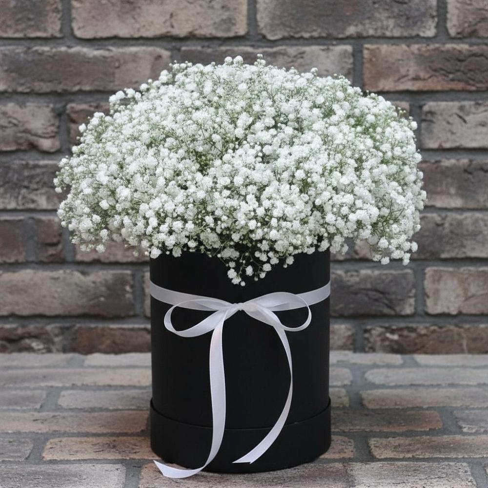 Цветочная композиция из Гипсофила в шляпной коробке в Бердюжье