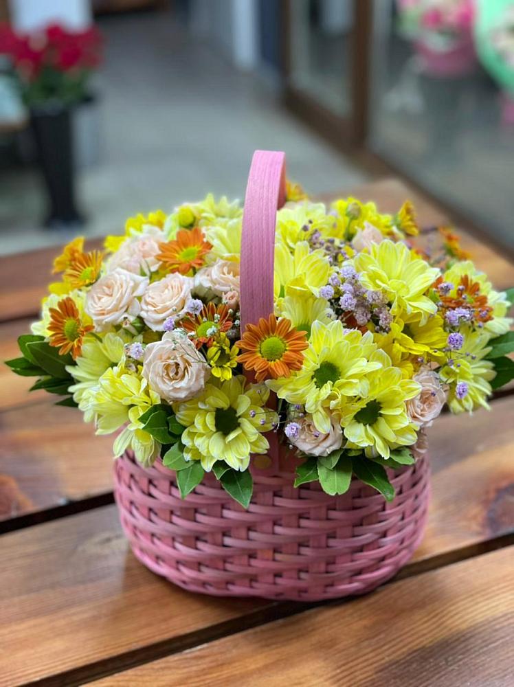 Цветочная композиция из Хризантемы и Розы в корзине в Бердюжье