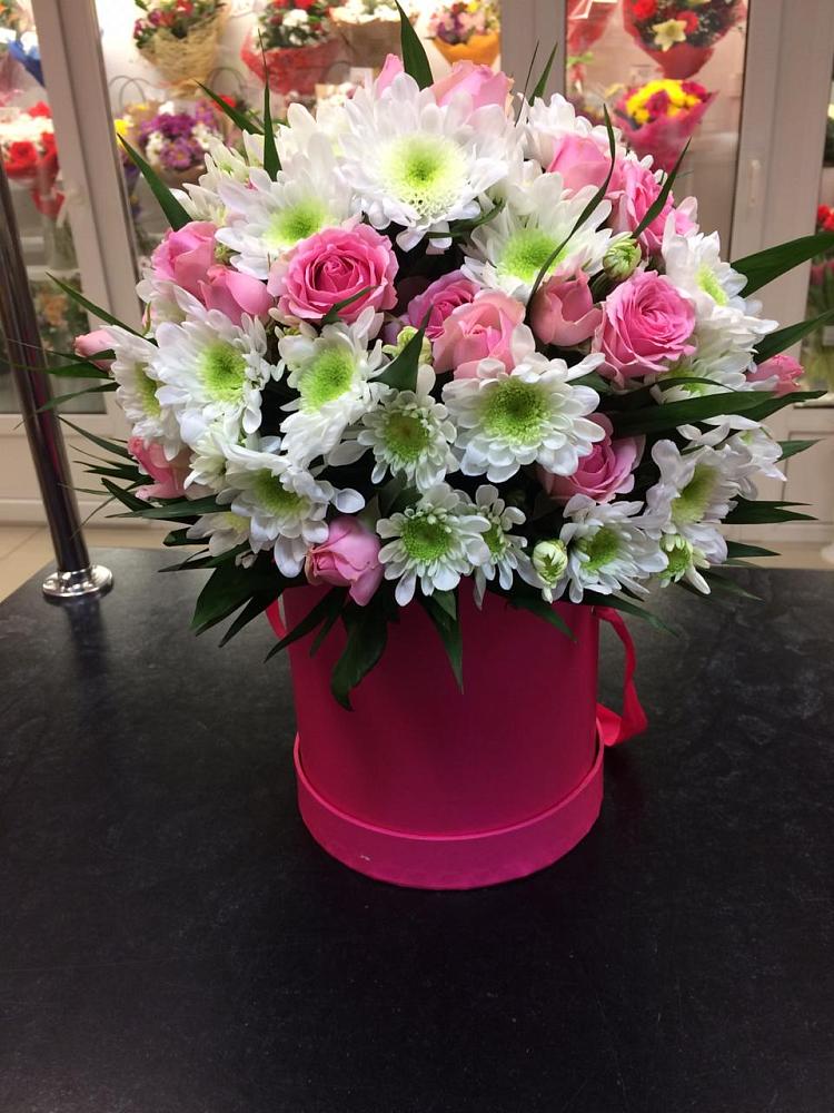 Цветочная композиция из Розы и Хризантемы в шляпной коробке в Бердюжье