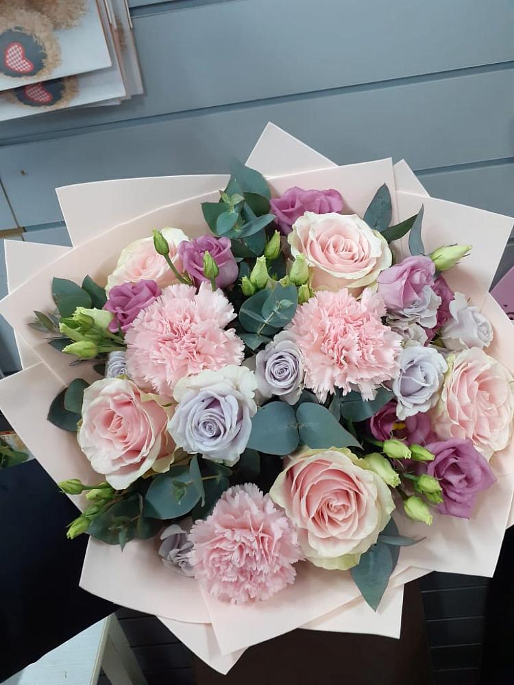 Букет цветов из: Розы, Гвоздики и Лизиантусы в Бердюжье