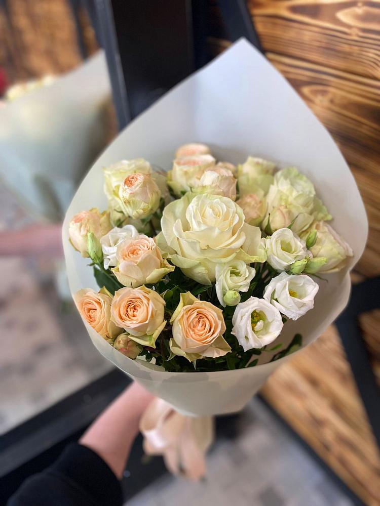 Букет цветов из: Розы и Лизиантусы в Бердюжье